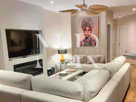 Impresionante apartamento duplex en planta baja reformado con piscina privada en Marbella Centro en alquiler corta temporada.