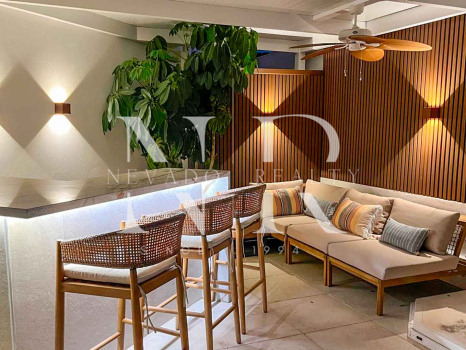 Impresionante apartamento duplex en planta baja reformado con piscina privada en Marbella Centro en alquiler corta temporada.