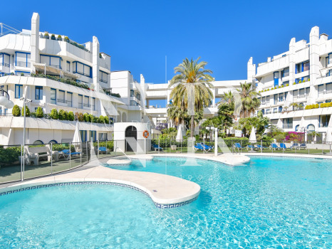 Impresionante apartamento duplex en planta baja reformado con piscina privada en Marbella Centro en alquiler corta temporada.
