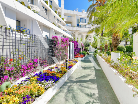 Impresionante apartamento duplex en planta baja reformado con piscina privada en Marbella Centro en alquiler corta temporada.