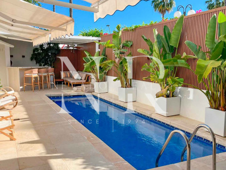 Impresionante apartamento duplex en planta baja reformado con piscina privada en Marbella Centro en alquiler corta temporada.