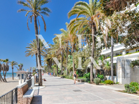 Impresionante apartamento duplex en planta baja reformado con piscina privada en Marbella Centro en alquiler corta temporada.