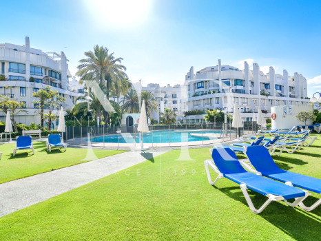 Impresionante apartamento duplex en planta baja reformado con piscina privada en Marbella Centro en alquiler corta temporada.
