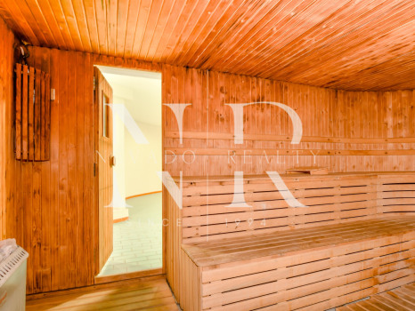 Impresionante apartamento duplex en planta baja reformado con piscina privada en Marbella Centro en alquiler corta temporada.