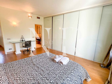 Impresionante apartamento duplex en planta baja reformado con piscina privada en Marbella Centro en alquiler corta temporada.
