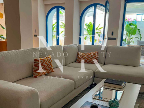 Impresionante apartamento duplex en planta baja reformado con piscina privada en Marbella Centro en alquiler corta temporada.