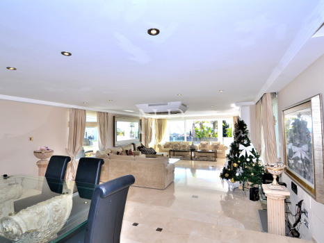 Villa en Elviria con preciosas vistas al mar en venta