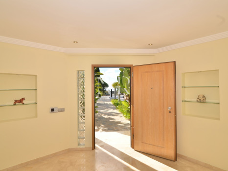 Villa en Elviria con preciosas vistas al mar en venta