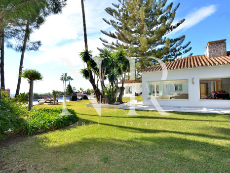 Villa in Elviria with beautiful sea views for sale