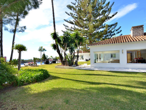 Villa en Elviria con preciosas vistas al mar en venta