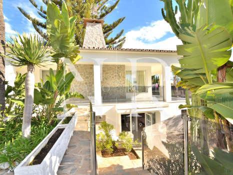 Villa in Elviria with beautiful sea views for sale