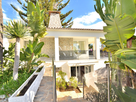 Villa en Elviria con preciosas vistas al mar en venta