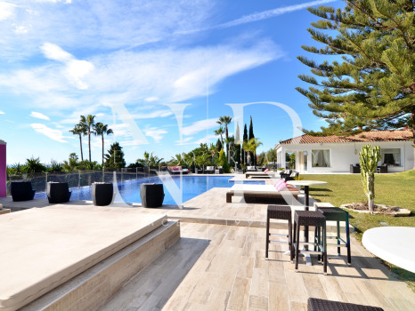 Villa in Elviria with beautiful sea views for sale