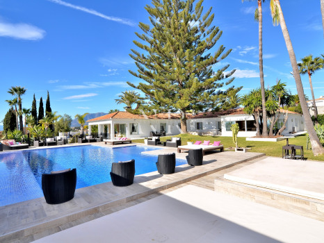 Villa en Elviria con preciosas vistas al mar en venta