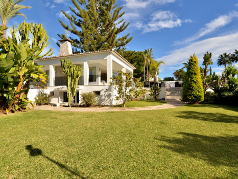 Villa en Elviria con preciosas vistas al mar en venta