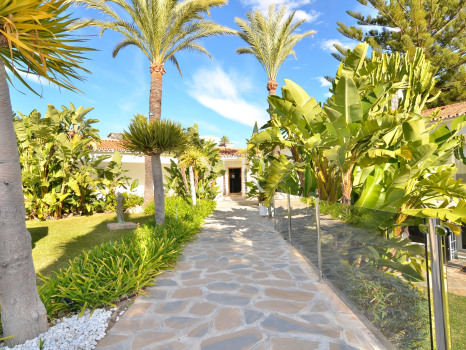 Villa en Elviria con preciosas vistas al mar en venta