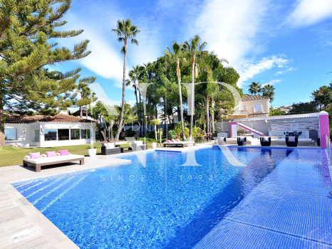 Villa in Elviria with beautiful sea views for sale