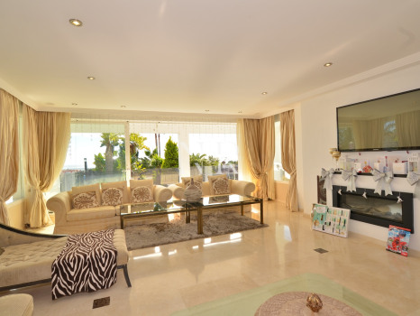 Villa en Elviria con preciosas vistas al mar en venta