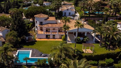 Großes Herrenhaus in Nueva Andalucia mit Berg- und Golfblick