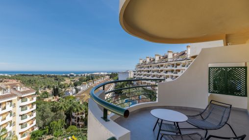 Nueva Andalucia: Renovierte Wohnung mit Panorama Meerblick in bester Lage