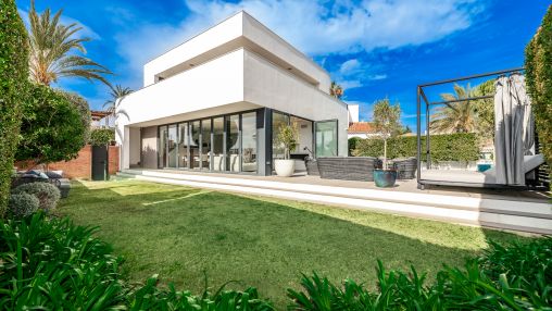 Marbesa: Beeindruckende moderne Villa in der Nähe des Sandstrandes