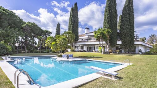 Guadalmina Beachside: Elegant contemporary-style villa walking distance to the beach and a huge plot.