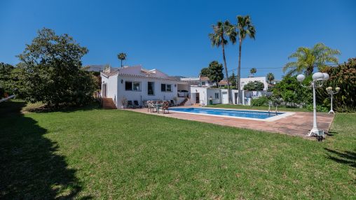 Villa de estilo clásico en Río Real junto a Marbella