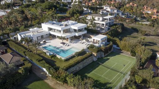 Nueva Andalucia: Beeindruckende Villa mit Panoramablick und Tennisplatz in La Cerquilla