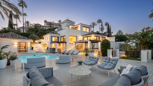 ¡Villa andaluza moderna con impresionantes vistas al mar y a la montaña!