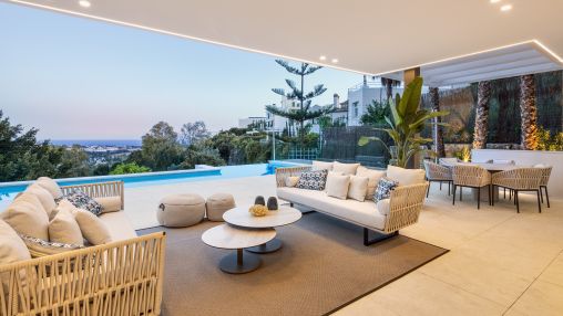 Zeitgenössische Villa in La Quinta mit atemberaubendem Blick auf das Meer und die Berge.