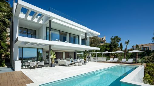 Contemporary Villa in La Quinta with Stunning Sea and Mountain Views