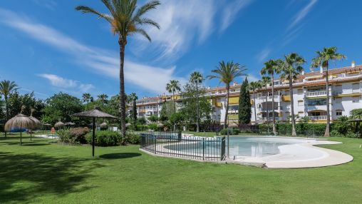 Apartamento con jardín en la Prestigiosa Comunidad de Nueva Andalucía