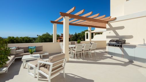 Eck-Duplex-Penthouse in Nueva Andalucía mit fabelhaftem Mittelmeerblick