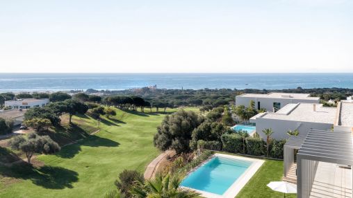 Moderna Villa en Primera Línea de Golf con Increíbles Vistas al Mar disponible para larga temporada