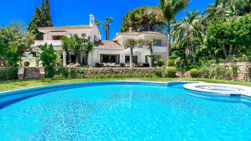 Villa andaluza rodeada de naturaleza en Las Lomas del Marbella Club