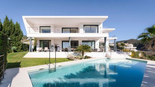 La Quinta: Moderner Luxus Villa mit Panoramablick auf das Meer in einer abgeschlossenen Gemeinschaft.