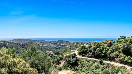 Monte Mayor: Stunning Panoramic Views Await - Best-Priced Plot of Land with Project and License Included!