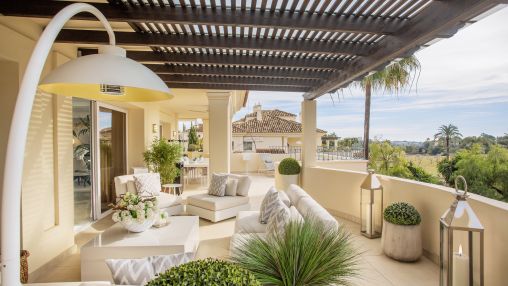 Nueva Andalucia: Atemberaubende Penthouse-Maisonette mit privatem Pool u. Blick auf den Golfplatz