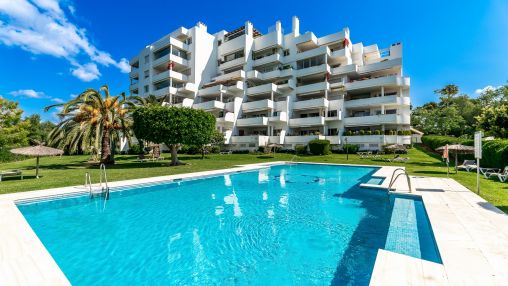 Maravilloso apartamento amplio en primera línea de golf en Guadalmina con vistas al mar.