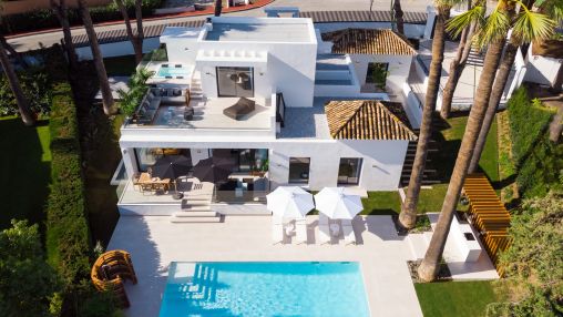 Nueva Andalucia: Contemporary villa close to golf and amenities