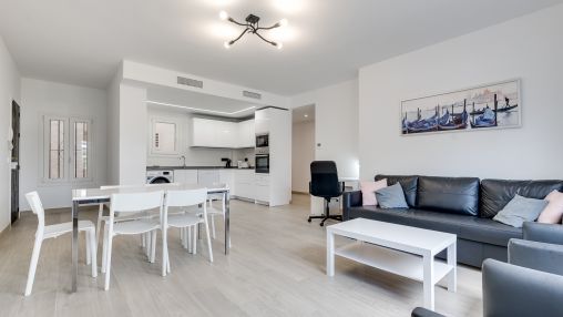 Puerto Banús: Renovated Apartment with Spacious Rooms and High Rental Potential!