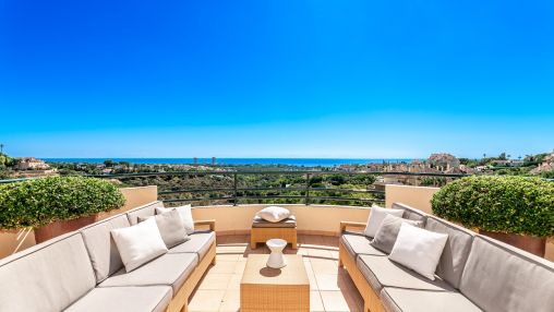 Elviria: Spacious and luxurious duplex penthouse with 180º panoramic sea views!