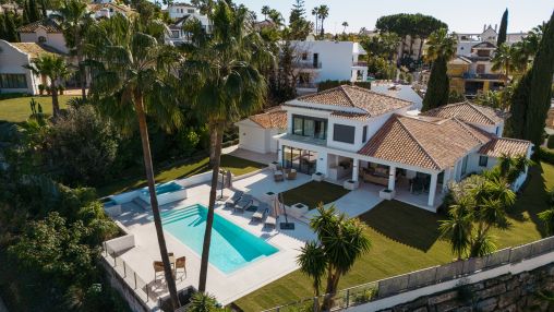 Nueva Andalucia: Moderne Luxusvilla, direkt am Golfplatz Los Naranjos
