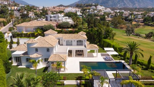 Nueva Andalucia: Außergewöhnliche Villa direkt am Golfplatz