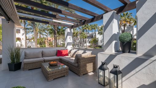 Puerto Banús: Exclusive Renovated Apartment with Spacious Terrace and Prime Location near the Beach
