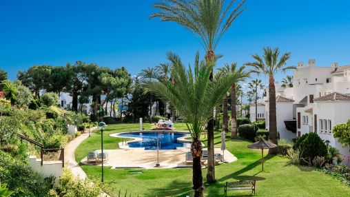 Amplio apartamento en Los Monteros con jardín en complejo de playa, Marbella Este