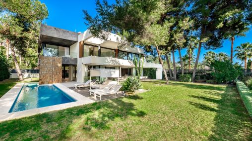 Nagüeles: Superb Contemporary Villa in Residential Neighbourhood