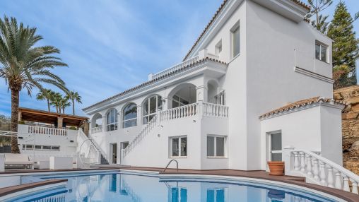 Stunning and opulent 5-bedroom villa with sea views