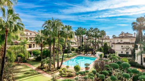 Nueva Andalucía: Elegante apartamento de lujo en complejo cerrado en primera línea de golf, Las Alamandas