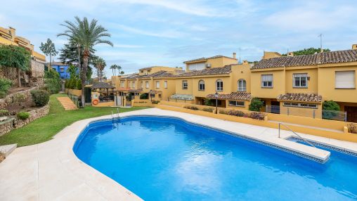 Luxury Residence in Camino del Pinar: Sea Views and Exclusive Amenities. Prices from €3,500 , minimum stay 2 weeks.
